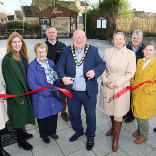 mayor cutting red ribbon