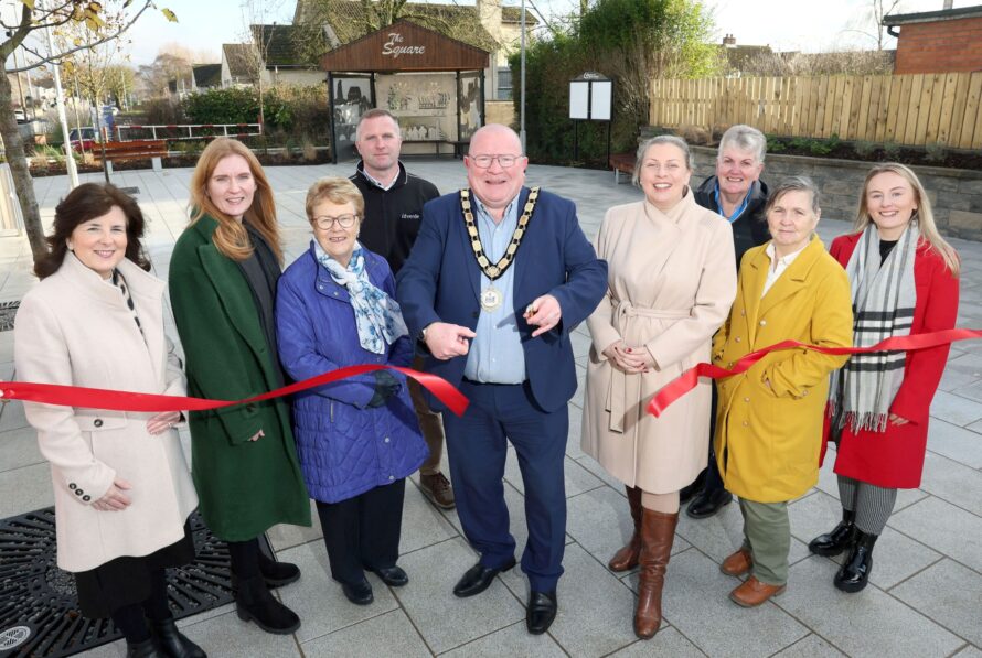 mayor cutting red ribbon