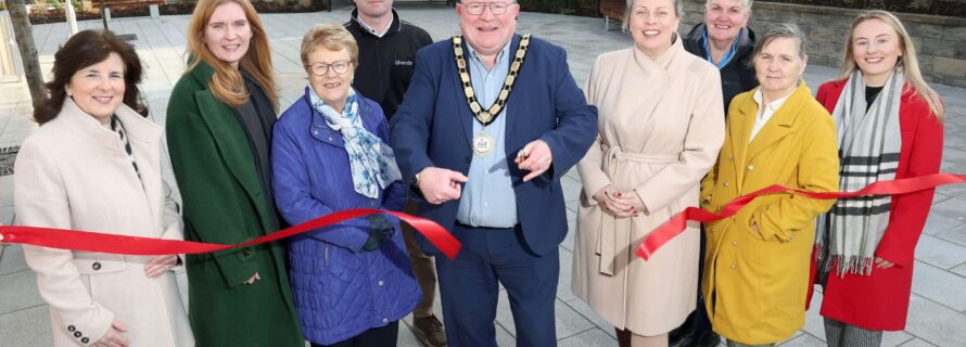 mayor cutting red ribbon